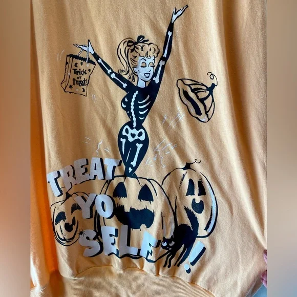 Halloween Sassy Skeleton Lady Shirt Light Sweatshirt & Socks Set Ladies L 12-14 - Picture 6 of 12